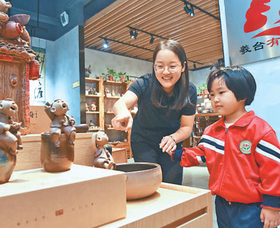 河北省新乐市,市民在参观文创作品。贾敏杰摄(新华社发)