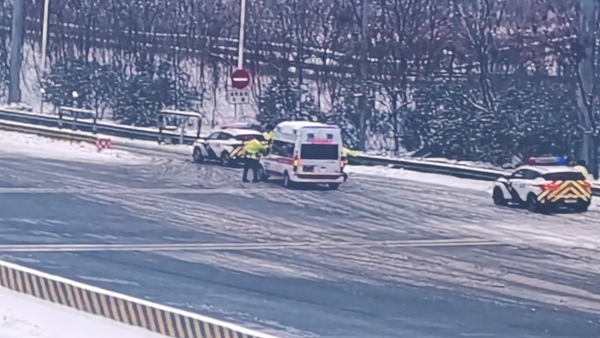 救护车在警车护送下从高速转运。无锡市委网信办供图