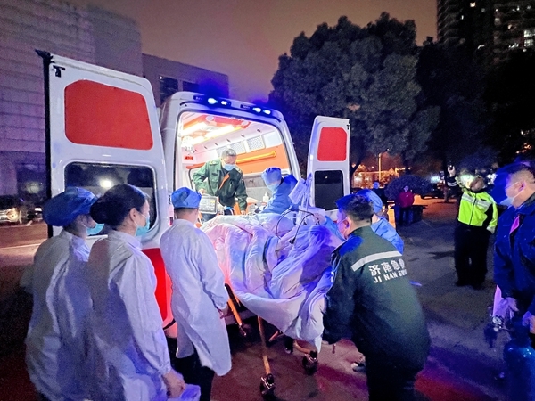 小吕被送到无锡市人民医院。孟飞摄