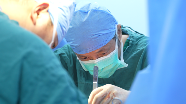 陈静瑜为小吕进行肺移植手术。孟飞摄