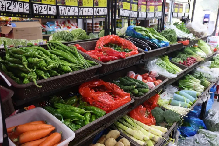 图/小超市一边售卖生鲜百货，一边承担快递提货点功能