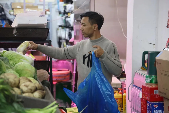 图/老板每日检查当日生鲜的品质