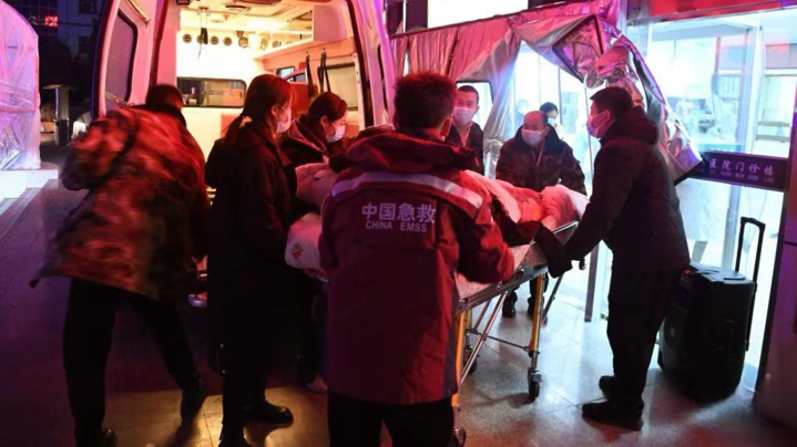 Medical personnel rush to treat rescued victims after a magnitude-6.2 quake strikes Gansu Province, northwest China, December 19, 2023. /Xinhua