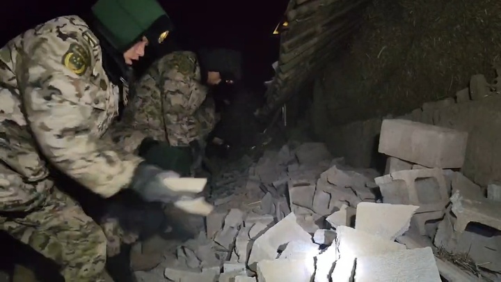 Armed police search through rubble for people who are trapped in Jishishan County in northwest China's Gansu Province, December 19, 2023. /CMG