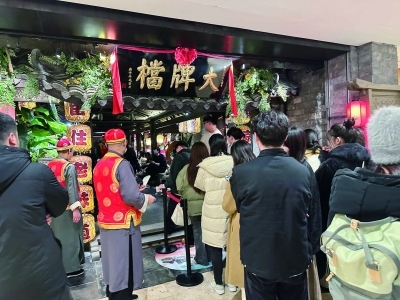 1月6日傍晚，在新街口德基广场南京大牌档门口食客排起长队。 南京日报/紫金山新闻记者 黄琳燕 摄