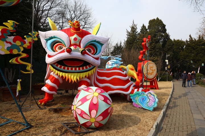 绕园一圈，各种灯组安装到位，进入调试扫尾阶段。