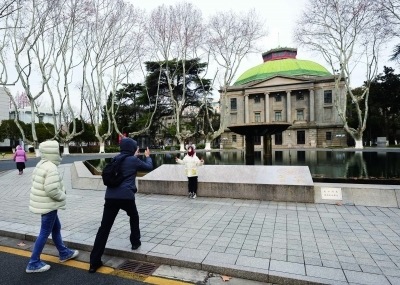 市民在东南大学校园内参观游玩，感受东大魅力。近日，南京多所高校宣布，寒假期间校园面向社会公众开放。 南京日报/紫金山新闻记者 徐琦 摄