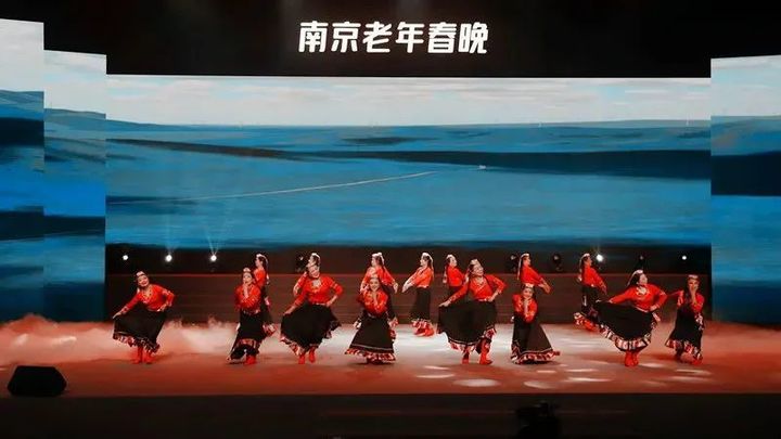 1月25日,2023年南京老年开放大学系统老年教育成果展暨2024年“老年春晚”活动现场。