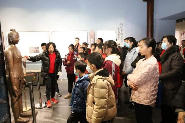 月安社区家长、学生参观江苏省中医药博物馆。