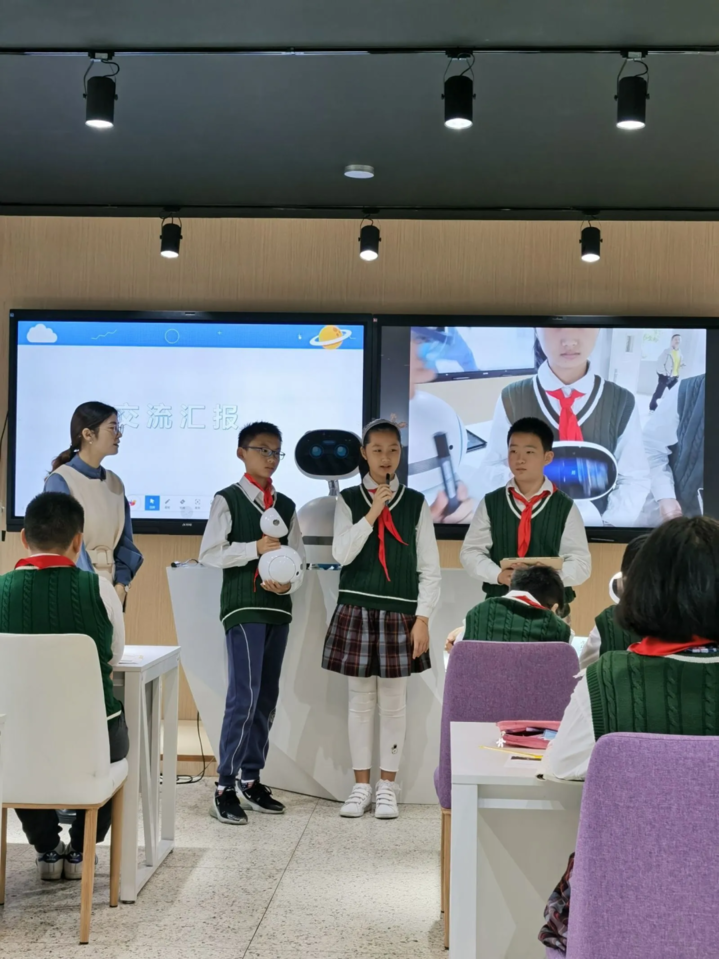 金陵中学实验小学学生在未来教室上课现场。