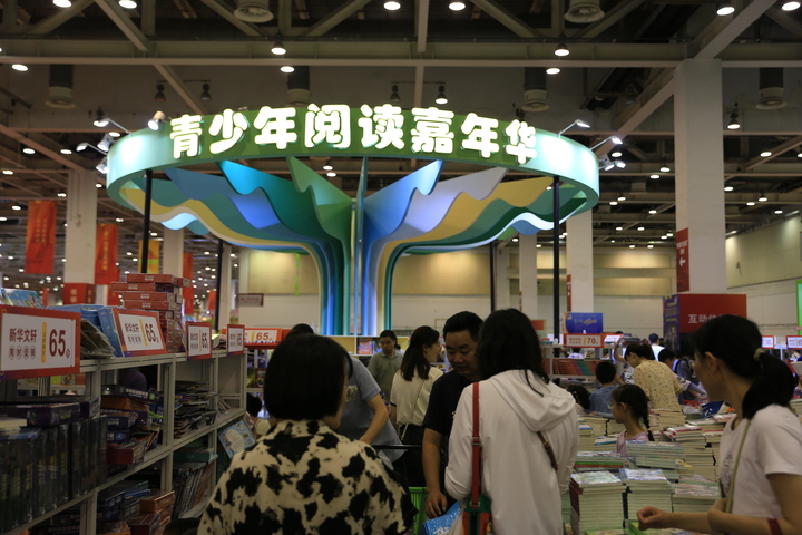 本次书展单独为青少年开辟了“青少年阅读嘉年华”区域。
