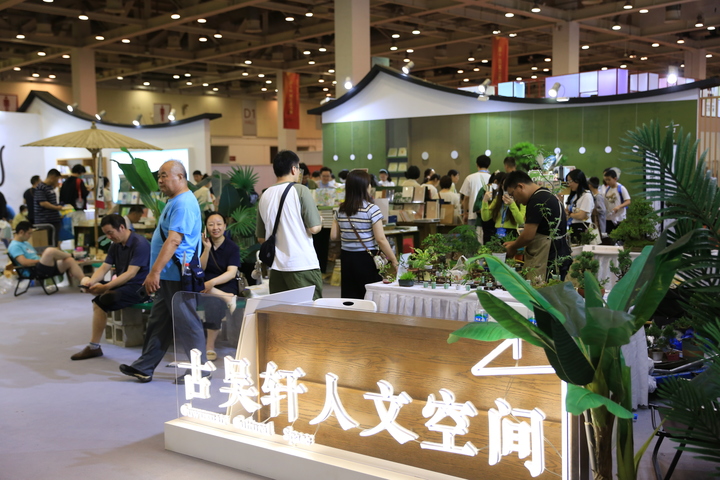 除了书籍之外，还有更多各色各样的展台及展品。