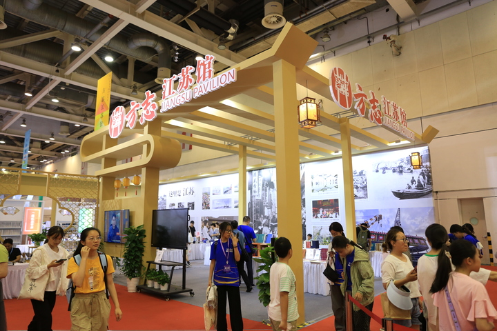 各具特色的展厅也成为了很多市民的必去打卡点。非遗制作、印章收集等玩法让大家都能收获新的体验。(编辑/汪泽)