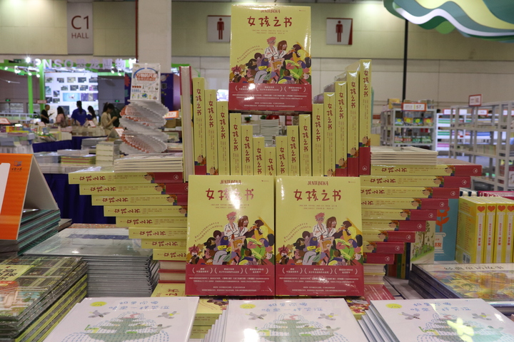 本届书展在读者上，突出青少年和儿童群体。