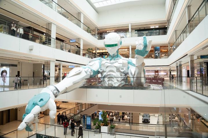 雨花万象天地3楼超大机器人“城市生成者”亮相,打造沉浸式未来空间。 受访方供图