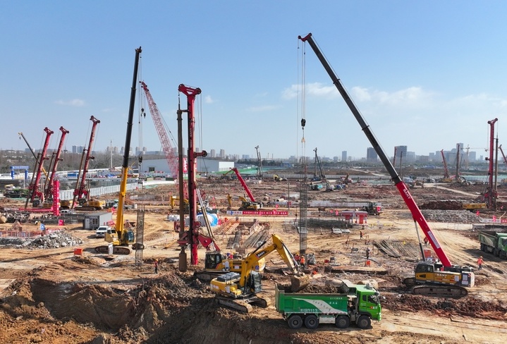 2月7日,南京北站枢纽工程施工现场一派热火朝天的景象,工作人员正在进行打桩作业。徐琦 摄