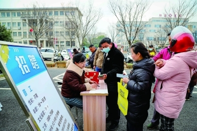 2月14日，高淳区桠溪街道人社所联合多部门，在街道便民服务中心广场举办2025年新春招聘会暨“创聚金陵”创业服务活动。 通讯员 高晓平 南京日报/紫金山新闻记者 段仁虎 摄