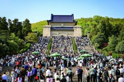 清明假期,南京钟山风景区游人如织。 南京日报/紫金山新闻记者 段仁虎 摄