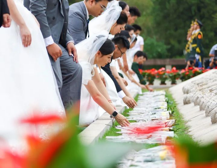 南京百名新婚夫妇向革命烈士献花。南京日报/紫金山新闻记者 冯芃 孙中元 摄