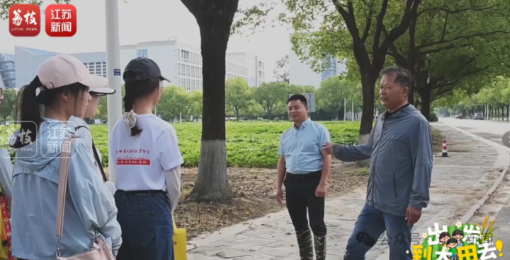 男人和女人站在路边
描述已自动生成