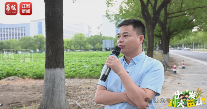 男人在打电话
描述已自动生成