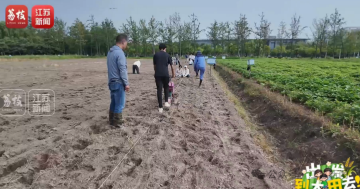 男人走在路上
描述已自动生成