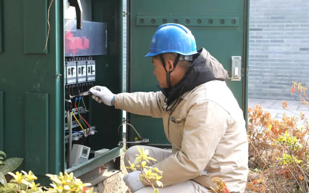 (春节备稿) 【新春走基层】 特巡细检排隐患 灯火长明护团圆素材0.jpg