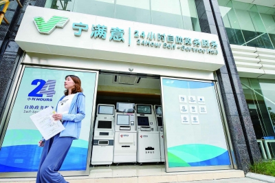 江宁开发区行政审批局打造的24小时政务自助机，加速推进审批流程的“简”和“减”。 南京日报/紫金山新闻记者 段仁虎 摄
