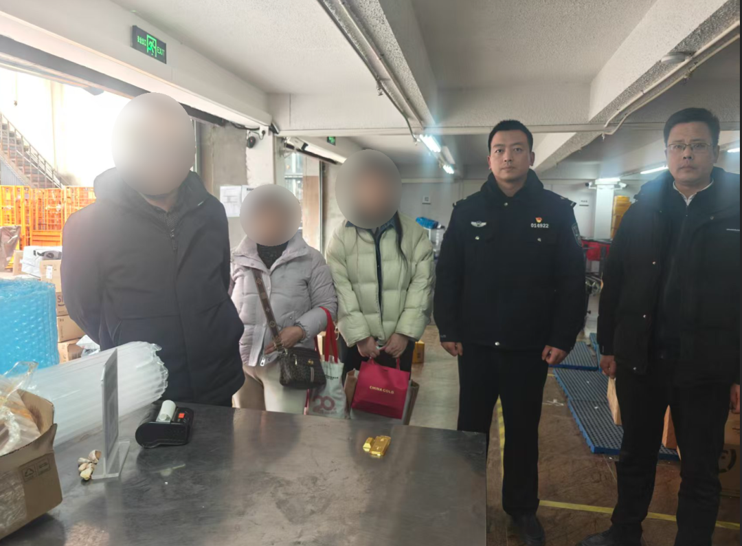 女子将200g金条藏进豆瓣酱寄给骗子，价值近30万元！南京警方苦劝数小时成功拦截快递