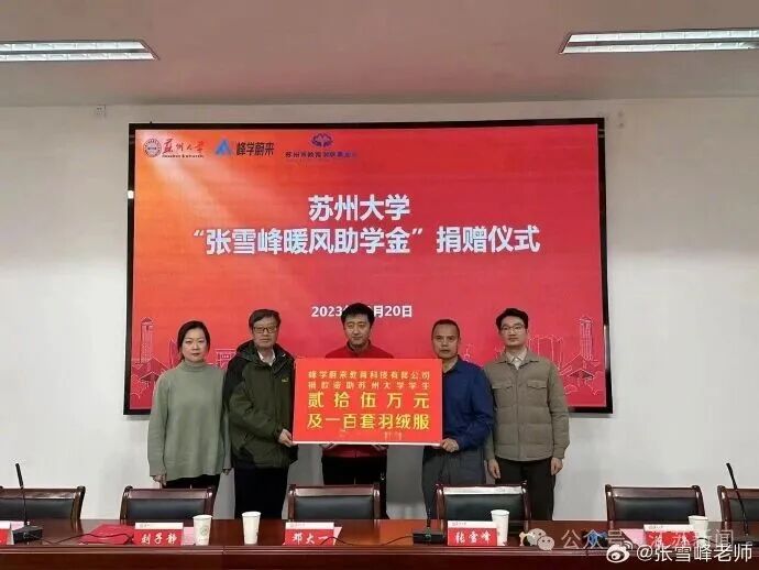 会议室里的人们
中度可信度描述已自动生成