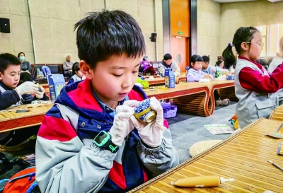 四月一日江苏春假首日，南京大报恩寺遗址景区“大明春日派对”启幕。景区开展研学活动，孩子们化身“小小修复师”体验文物修复，在实践中感受历史文化与传承魅力。 南京日报/紫金山新闻记者 董家训 摄