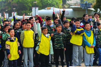 南京国防园春假国防教育研学活动现场，孩子们踊跃参与互动，在沉浸式体验中学习国防知识、厚植爱国情怀。