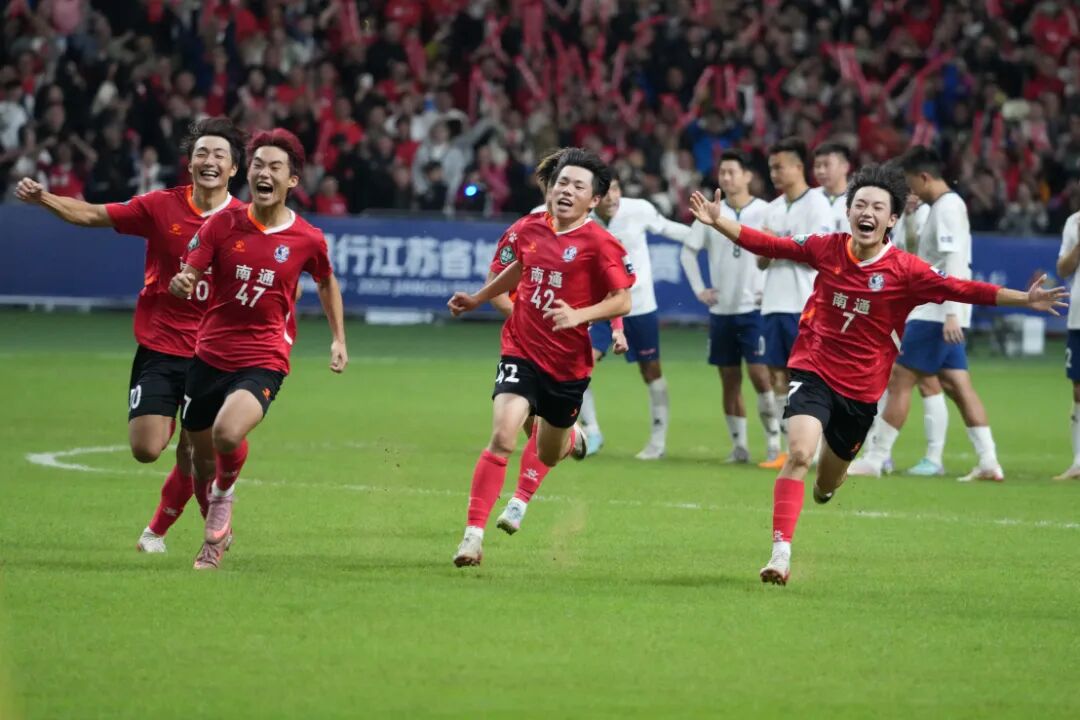 南通队球员(红色球衣)在点球大战中进入决(16006646)-20251022210716.JPG