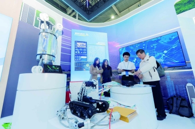 4月9日,2026江苏绿色低碳建筑国际博览会在南京国际博览中心开幕。韧性城市建设展区展出地下管网检测机器人、智慧监测平台等装备,为城市生命线安全运行提供智能化解决方案。 南京日报/紫金山新闻记者 沐剑平 摄