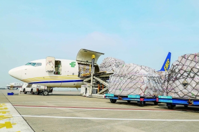 4月10日，一架满载“中国制造”商品的全货机从南京禄口国际机场起飞，前往菲律宾克拉克，标志着中国邮政“南京—克拉克”全货机航线正式开通。 通讯员 房天翔 南京日报/紫金山新闻记者 徐琦 摄