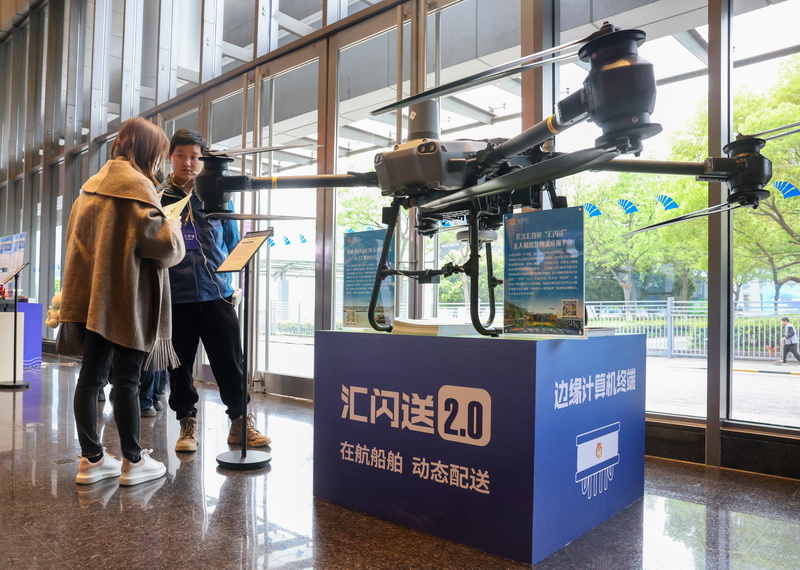 现场展示的长江水上低空配送无人机。