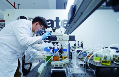 位于江北新区的象生科技工作人员正在进行新材料研发测试。南京日报/紫金山新闻记者 孙中元 摄